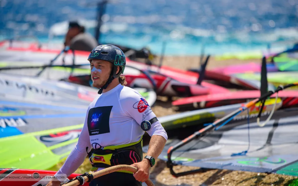 size4-16316195480975-139-doufam-ze-se-windsurfing-do-povedomi-verejnosti-opet-vrati-preje-si-sampion-petr-cech