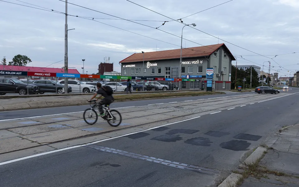 Bílé značení přejezdu pro cyklisty už na Hodolanské ulici u řeky Bystřice není