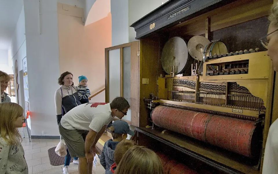 Orchestrion v Hranicích pohání stokilogramové závaží, které se musí klikou nadzdvihnout