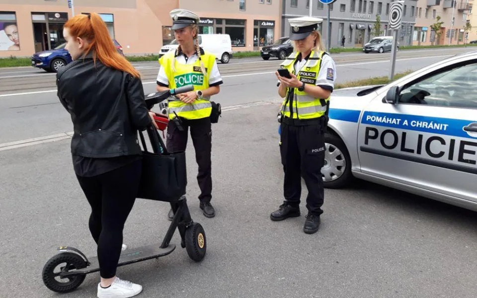 Policisté a strážníci městské policie vysvětlovali lidem pravidla jízdy na koloběžce, v některých případech udělili i pokuty