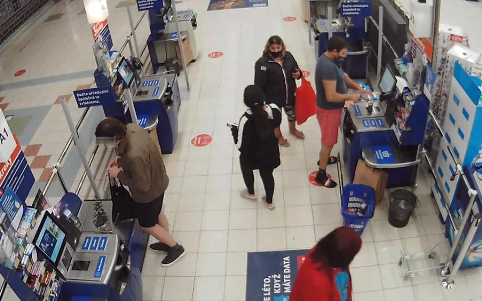 Policisté žádají veřejnost o pomoc při zjištění totožností osob zachycených na kamerovém záznamu