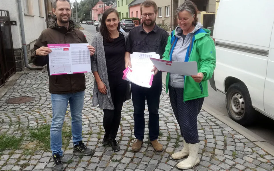 Dobrovolníci v Chomoutově navštěvují občany u průtahu obcí s anketou a pozváním na veřejné projednávání změny rušného úseku
