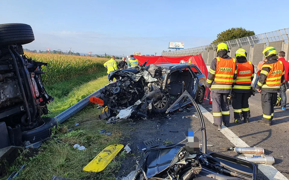 Ranní nehoda kamionu a osobního auta v Prostějově měla tragické následky. Jeden člověk zemřel, tři další se zranili