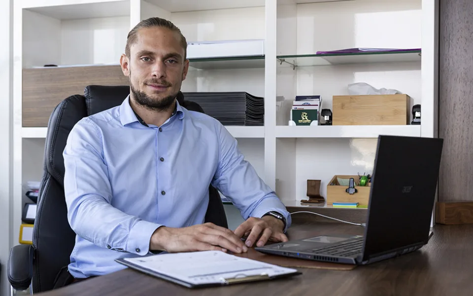 Realitní makléř Adam Šimoník ze společnosti Vojta Reality