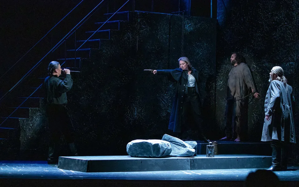Beethovenova opera vypráví Příběh odvážné Leonory, která se v přestrojení za žalářníka Fidelia pouští do boje se zlem, aby zachránila svého neprávem vězněného manžela Florestana