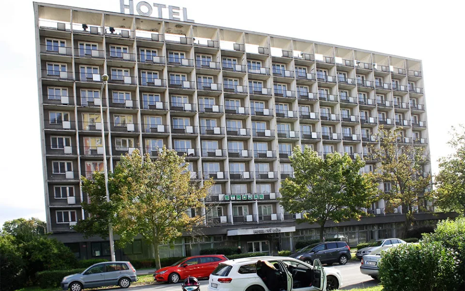 Hotelový dům Strojař je jednou z nepřehlédnutelných budov u centra Přerova. Budova ale už několik let nemá využití
