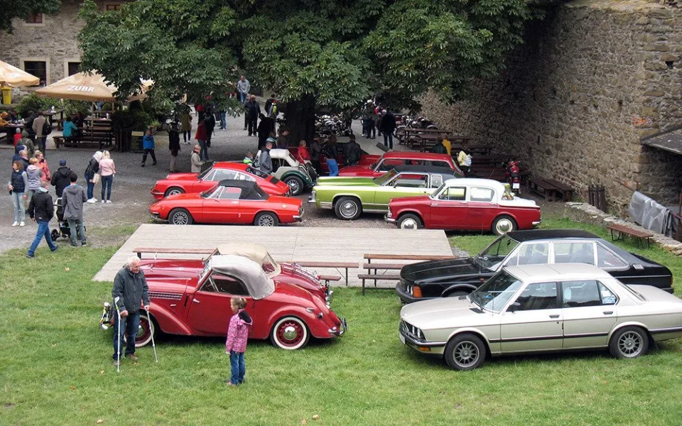 Na zříceninu středověkého hradu zavítají v neděli desítky historických automobilů a motorek