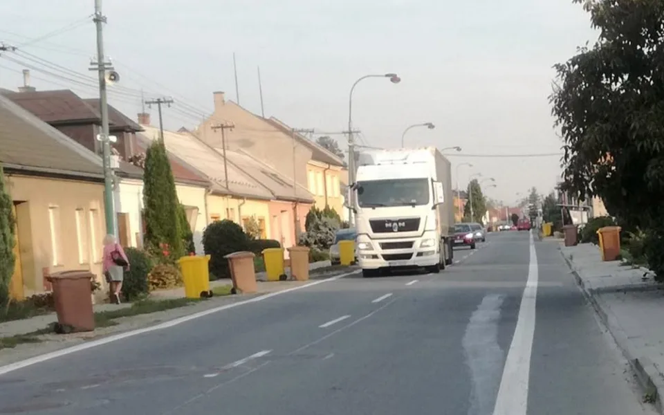Obyvatelé Chomoutova se u hlavní silnice necítí bezpečně, hlavní námitky směřují také proti kamionové dopravě