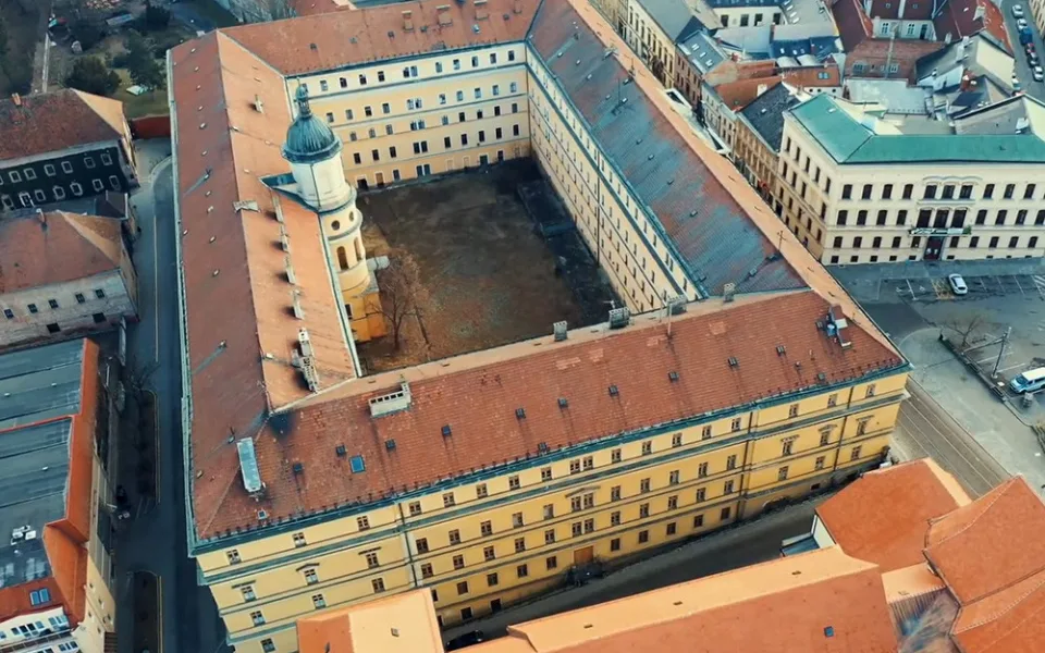 Rozlehlý historický objekt Hanáckých kasáren půjde znovu do aukce za 262 milionů korun