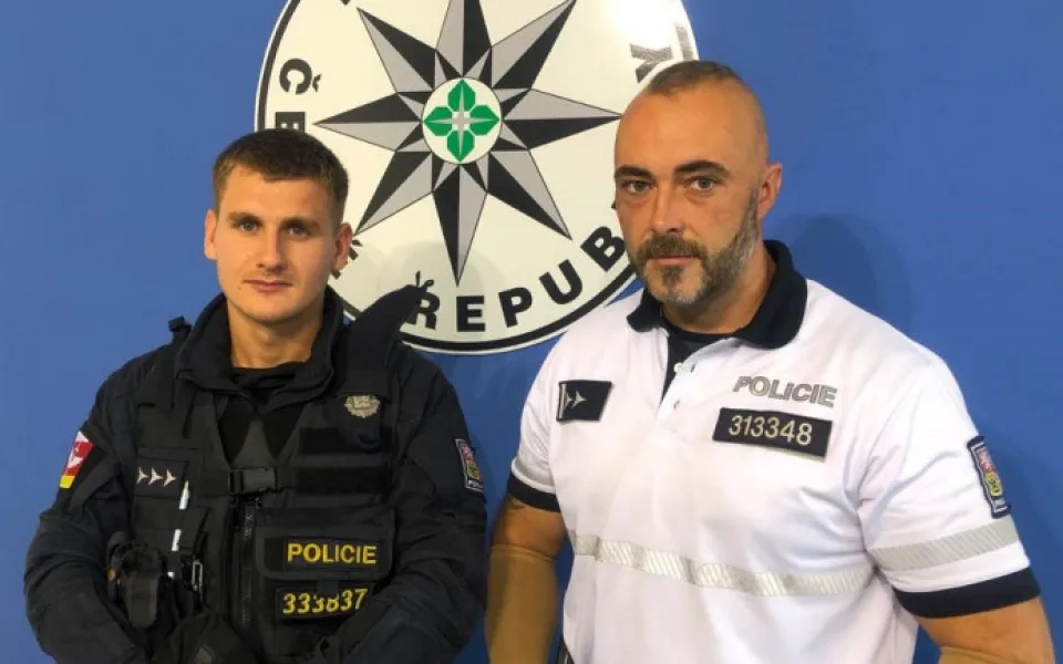 size3-16109710406594-207-nevahali-ani-minutu-z-horiciho-objektu-zachranili-policiste-tri-deti