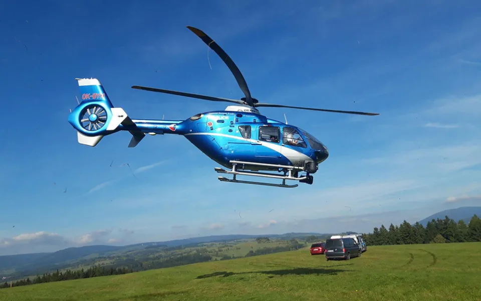 Po muži pátral v nepřístupném terénu také policejní vrtulník.