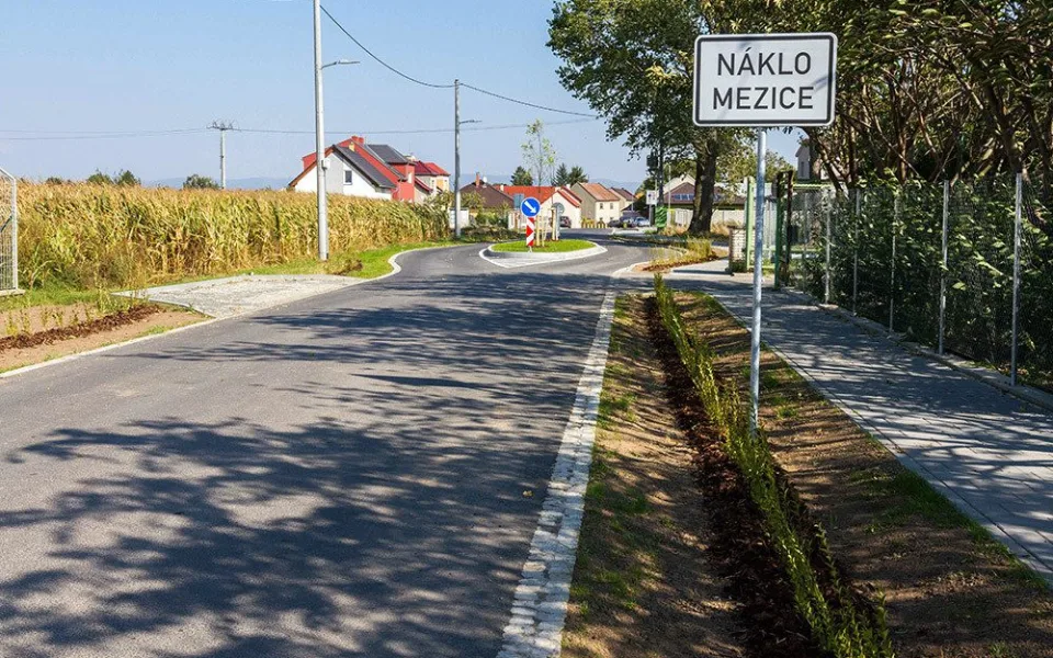 Před několika dny skončila uzavírka v obci Mezice nedaleko Litovle, oprava místní komunikace vyšla na 30 milionů korun