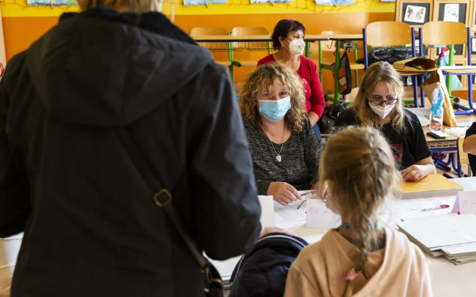 VOLBY 2021: Začíná druhý volební den. Lidé dnes zvolí nové poslance