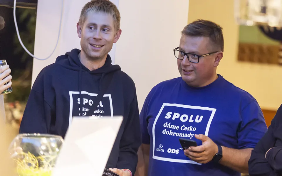 Martin Major ve volebním štábu SPOLU, vedle něj stranický kolega z ODS a olomoucký zastupitel Josef Kaštil (vlevo)