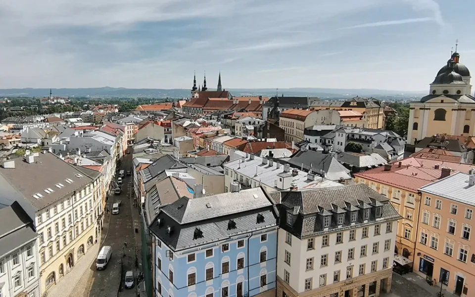 Ulice Ostružnická (nalevo) bude nově sloužit autům opouštějícím Horní náměstí. Ztracená (napravo) bude určena pro příjezd do centra