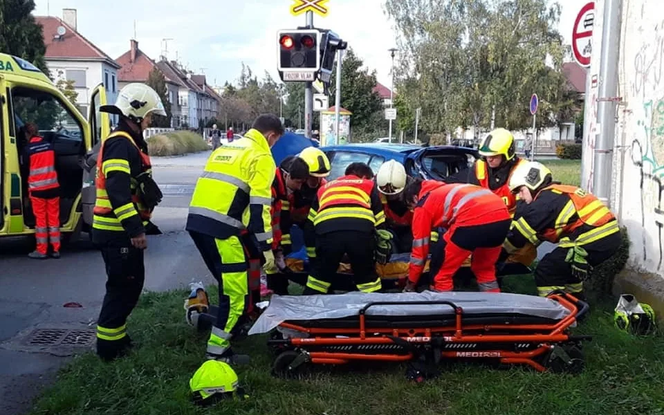 Na přejezdu v Prostějove se srazil vlak s autem. Dva lidé byli zranění