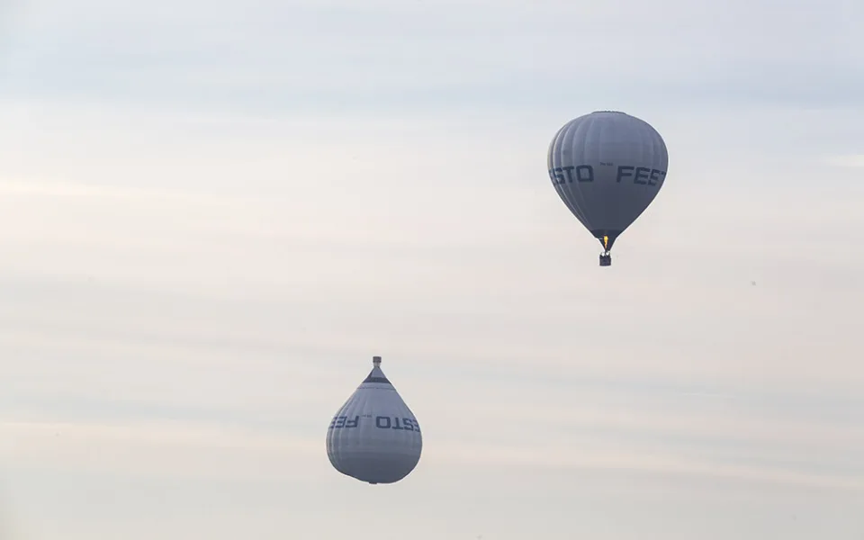 Obrácený balon zaujal obyvatele Olomouce, jedná se o propagační aktivitu německé průmyslové firmy