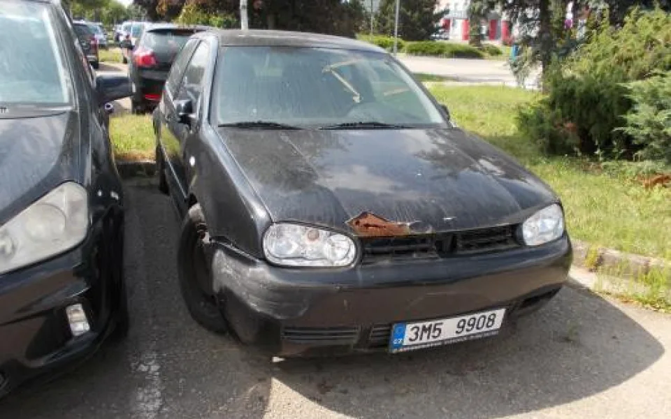Prostějov zveřejnil fotky autovraků a hledá jejich majitele. Jinak auta odtáhne a bude chtít úhradu