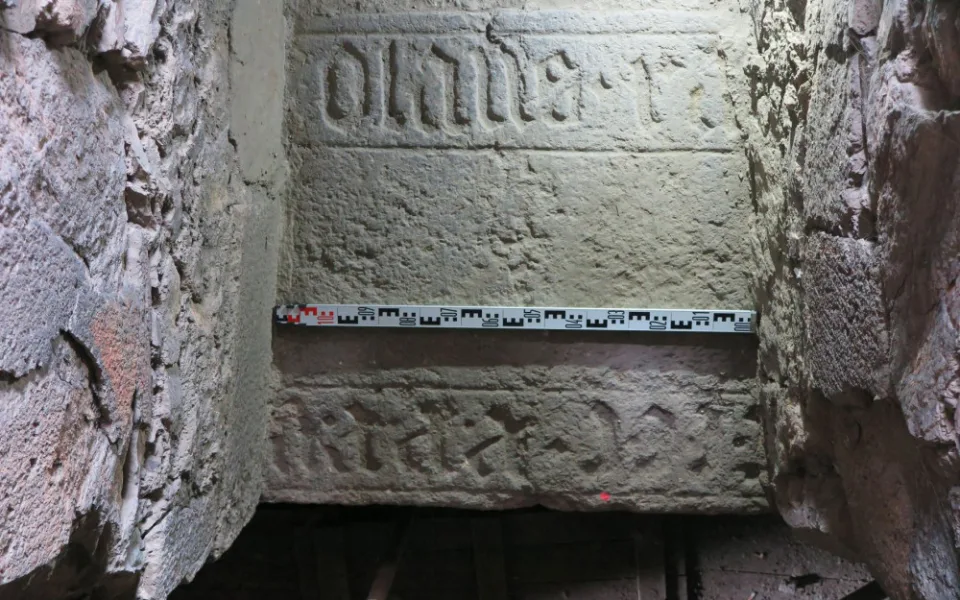Věž kostela sv. Mořice v Olomouci je mladší, než se myslelo. Ukazuje to nález náhrobku