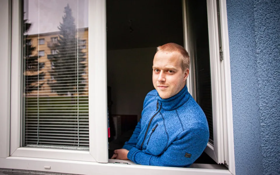Díky práci u Policie získal obecní byt ve Zlatých Horách na Jesenicku. Mám výbornou a stabilní práci v krásném prostředí hor, říká mladý policista Radek Hlavsa