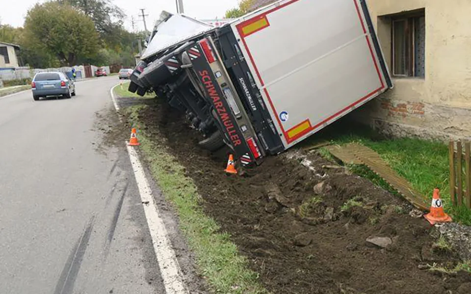 Nehoda nákladního automobilu v Širokém Brodě na Jesenicku