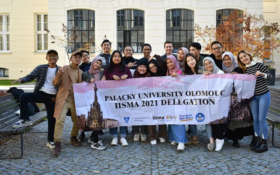 Indonéští studenti na nádvoří Filozofické fakulty Univerzity Palackého