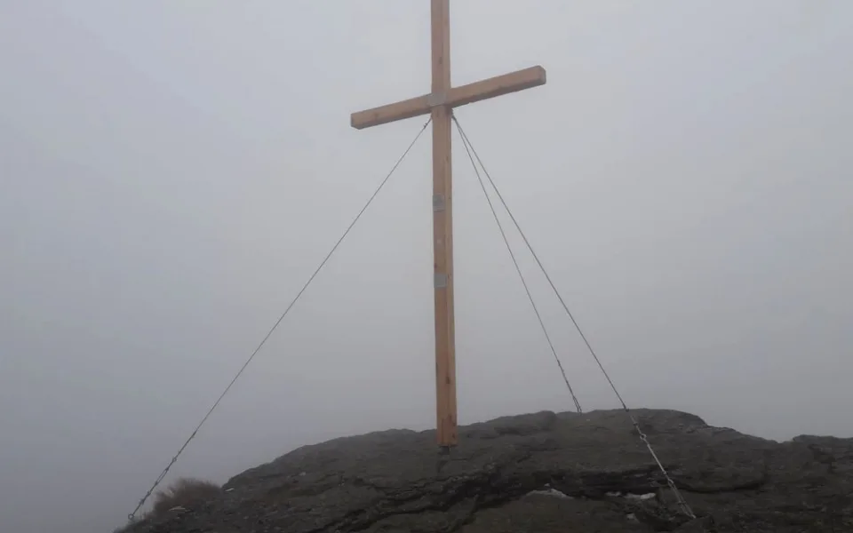 Kříž na vrcholové skále hory Vozka v Jeseníku někdo nainstaloval bez jakéhokoliv povolení