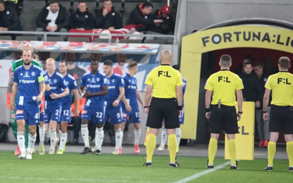 Fanoušci Slavie napadli po zápase klubové auto Olomouce. Jeden člověk skončil v nemocnici