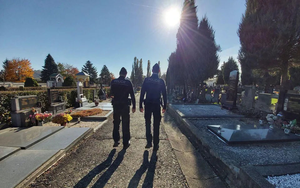 Policisté a strážníci městské policie dohlížejí na veřejný pořádek na hřbitovech