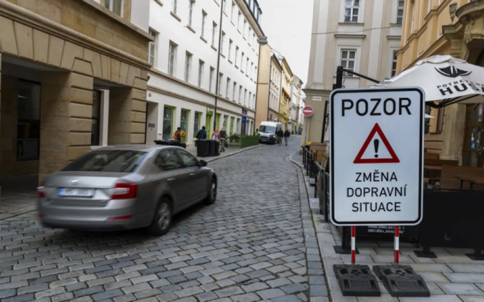 Někteří řidiči ještě změnu v centru Olomouce nezaznamenali