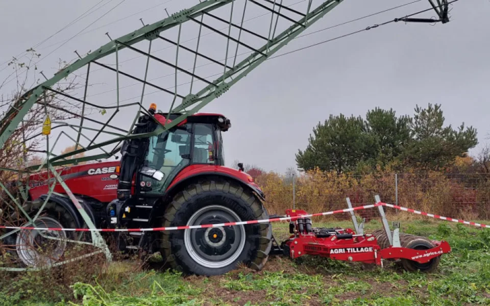 D35 zastavil traktor, který narazil do sloupu elektrického vedení. Uzavírka potrvá do odpoledne