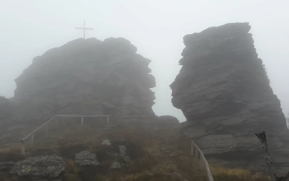 Kříž na skále hory Vozka vydržel jen několik dnů