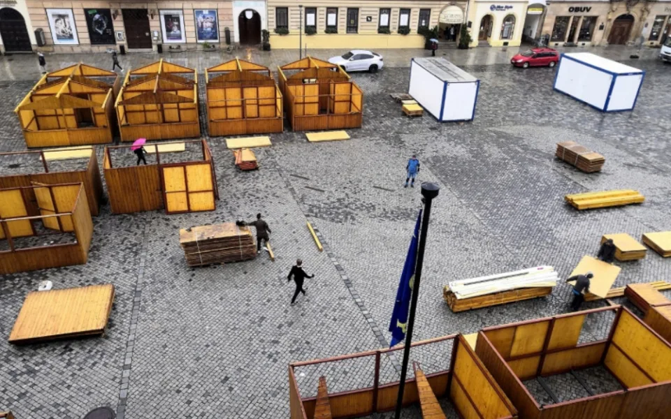 V historickém jádru Olomouce opět vyrůstají dřevěné stánky pro vánoční trhy