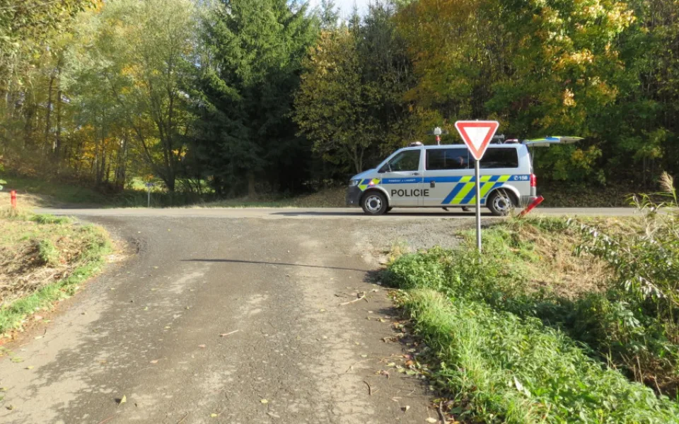 Policie pátrá po řidiči, který u Štítů srazil chodce, vynadal mu a pak ujel