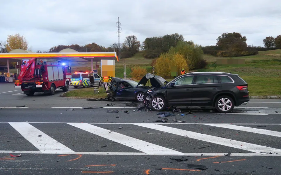 Střet tří vozidel u Krčmaně skončil tragicky. Řidič osobního auta nehodu nepřežil