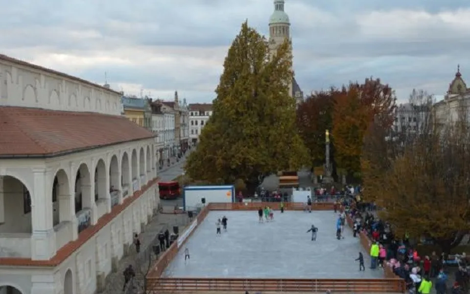 Mobilní kluziště v centru Prostějova zahájilo provoz. Město už má program Vánoc