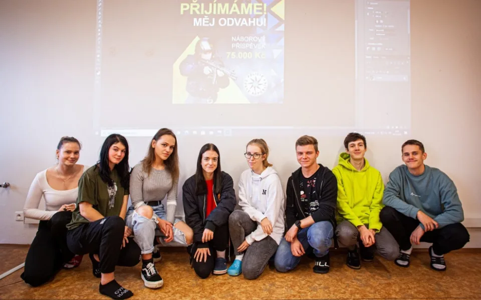 Studenti olomoucké školy navrhli propagační materiály pro policejní nábor. Hlasujte pro nejlepší práci