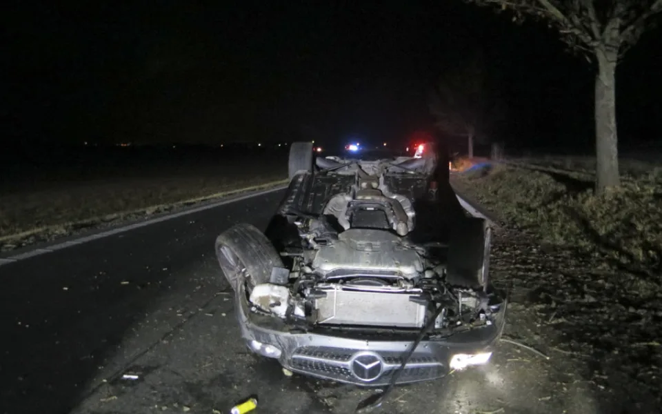 Řidič s Mercedesem havaroval na silnici I/44 mezi obcemi Vlachov a Libivá