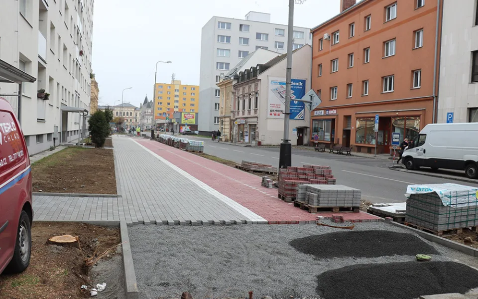 Práce na cyklostezce v Palackého ulici budou pokračovat ještě do konce listopadu