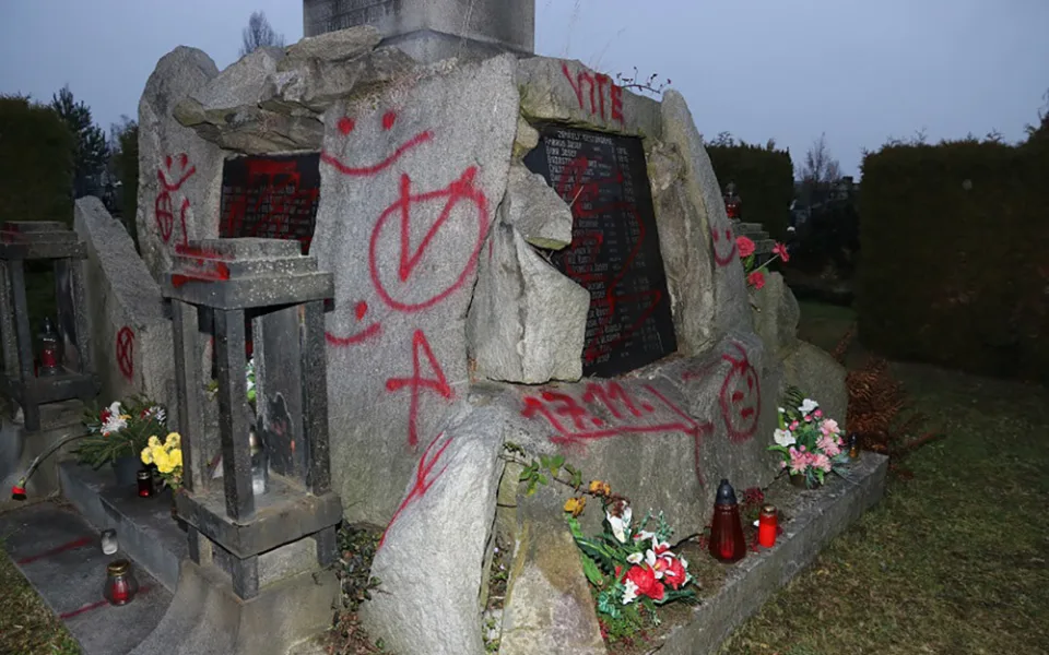 S červeným sprejem neznámý vandal poničil části olomouckého hřbitova