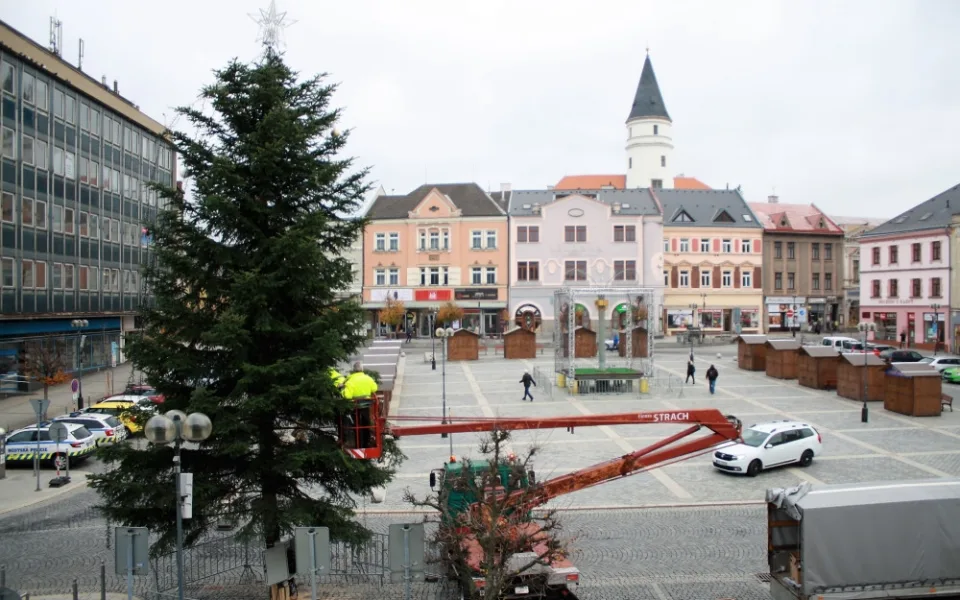 V Přerově se chystá výzdoba vánočního stromu na náměstí T. G. Masaryka, program trhů město zrušilo