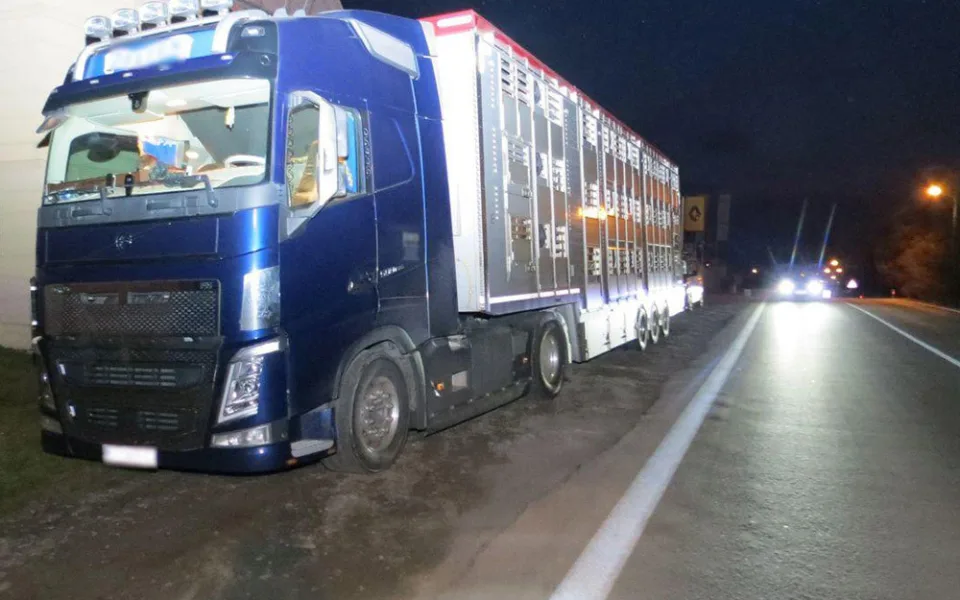 Po průjezdu nákladního auta havaroval v Šumperku muž na elektrokole