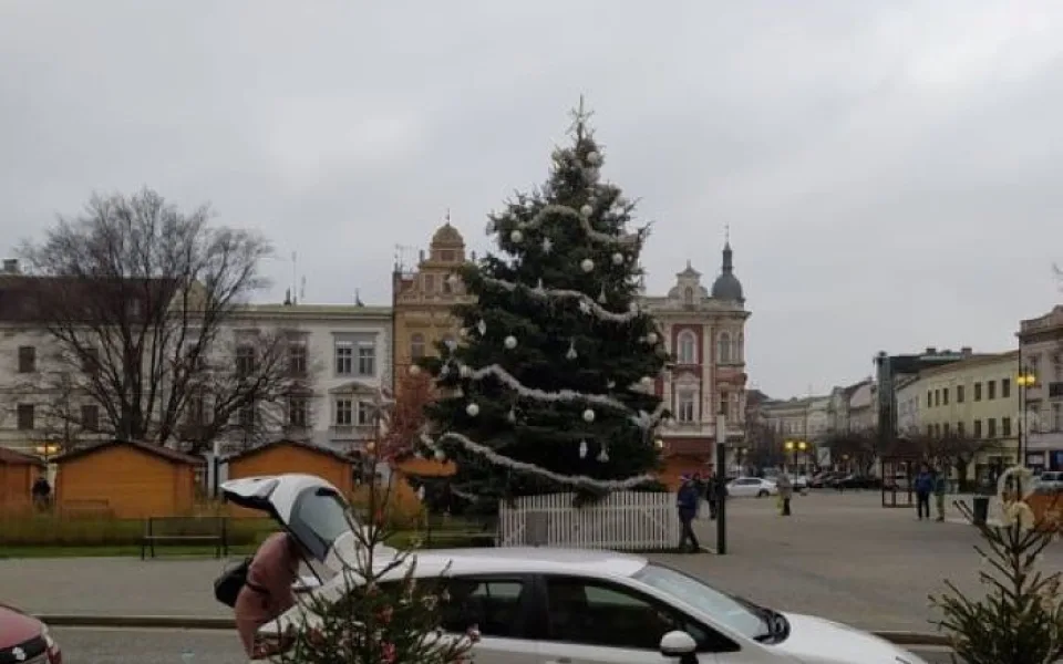 Křivý vánoční strom v Prostějově budí posměch. Je to pouze z jedné strany, brání se město