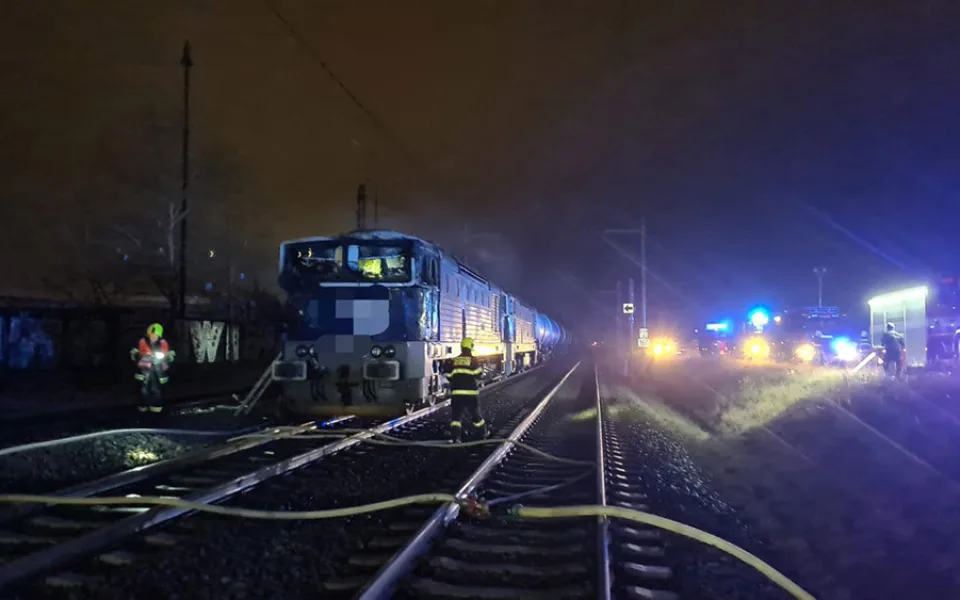 Hasiči zabránili rozšíření požáru na další část vlakové soupravy