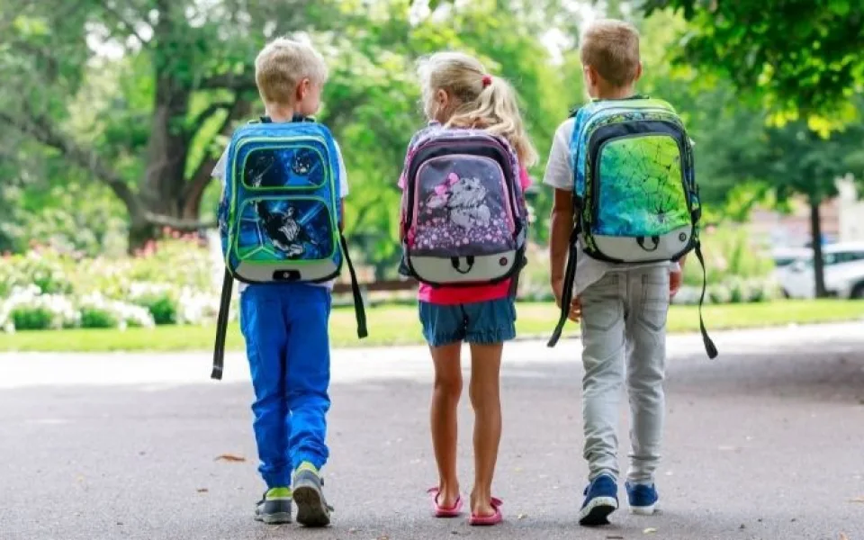 Zvážili jsme školní batohy. Tipy na lehké ergonomické aktovky (nejen) k Vánocům.