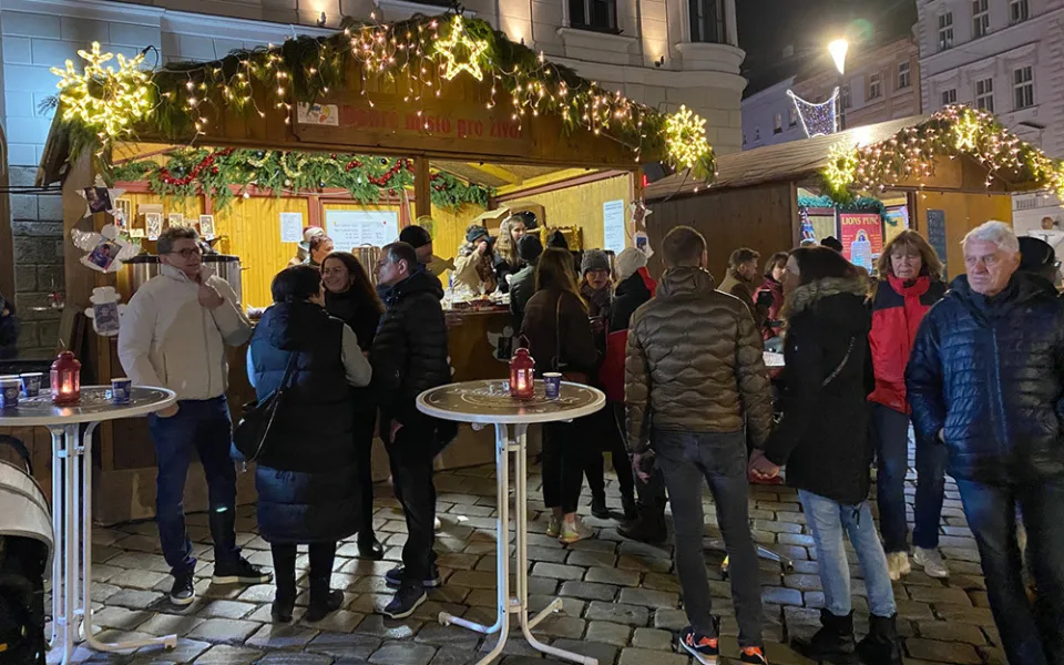 Stánek spolku Dobré místo pro život tradičně podporoval charitativní organizace prodejem punče a různých výrobků na vánočních trzích