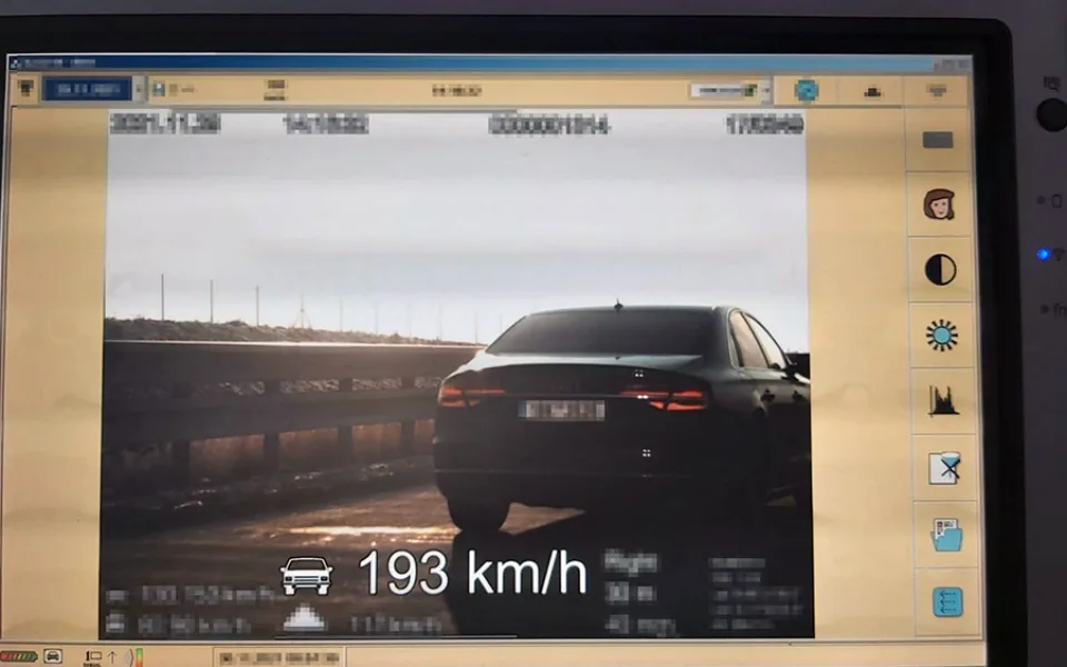 Policisté z dálničního oddělení naměřili řidiči Audi A8 rychlost 193 kilometrů v hodině