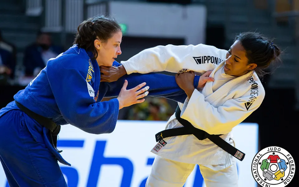 Renata Zachová na turnaji v Abu Dhabí proti Brazilce Quadrosové