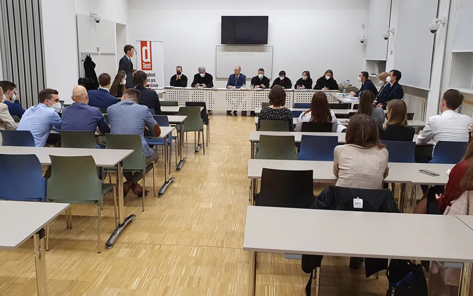 Finálový souboj dvou nejlepší týmů, v čele zasedla porota v talárech