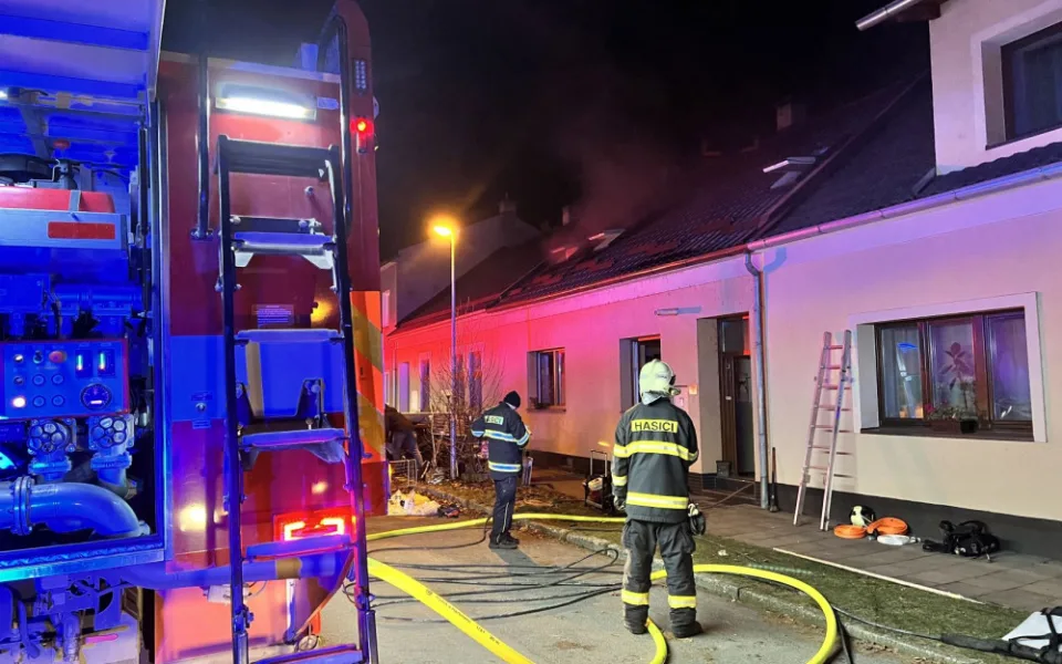 Hasiči likvidovali požár podkroví rodinného domu ve Chválkovicích. Jeden z nich se zranil v obličeji